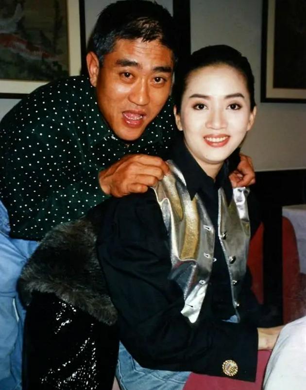 2003年柯受良突然离世,网传他死于名模床上,此女已结婚多年_谢东娜