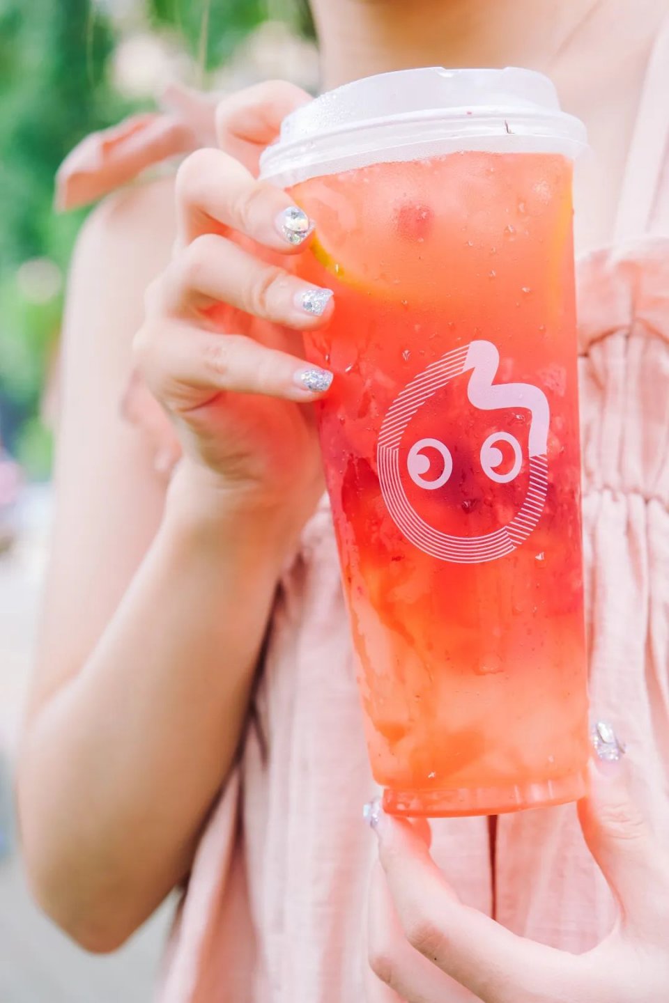 采用新鲜 草莓和蔓越莓,底下用摇摇冻做铺垫,加入薄切的橙子和柠檬