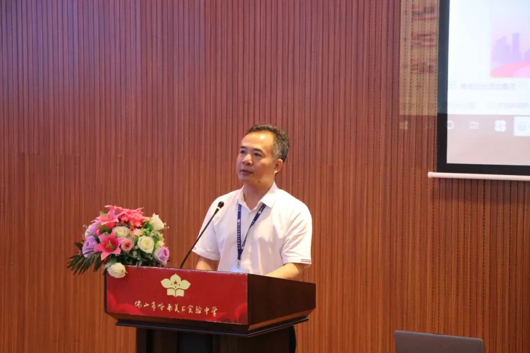 岭南美中执行校长梁锦辉最后,伴随着刘主任的祝福与热烈的掌声,岭南