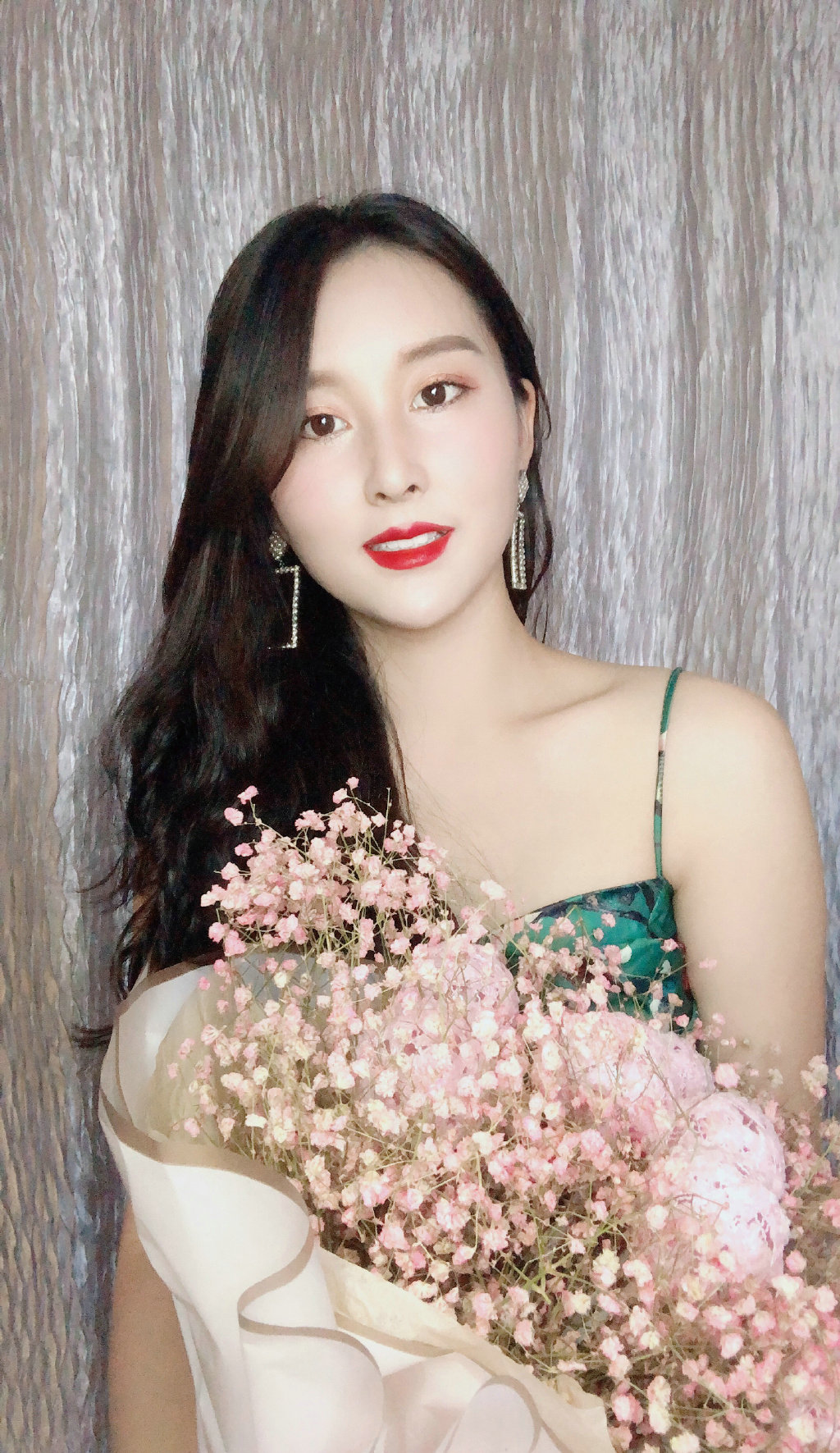 在发文中,郭珊珊还配了几张手拿花束的照片.