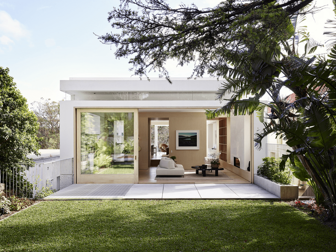 使得从所有房间都可以看到花园 并通过花箱,爬山虎和层层叠叠的多肉