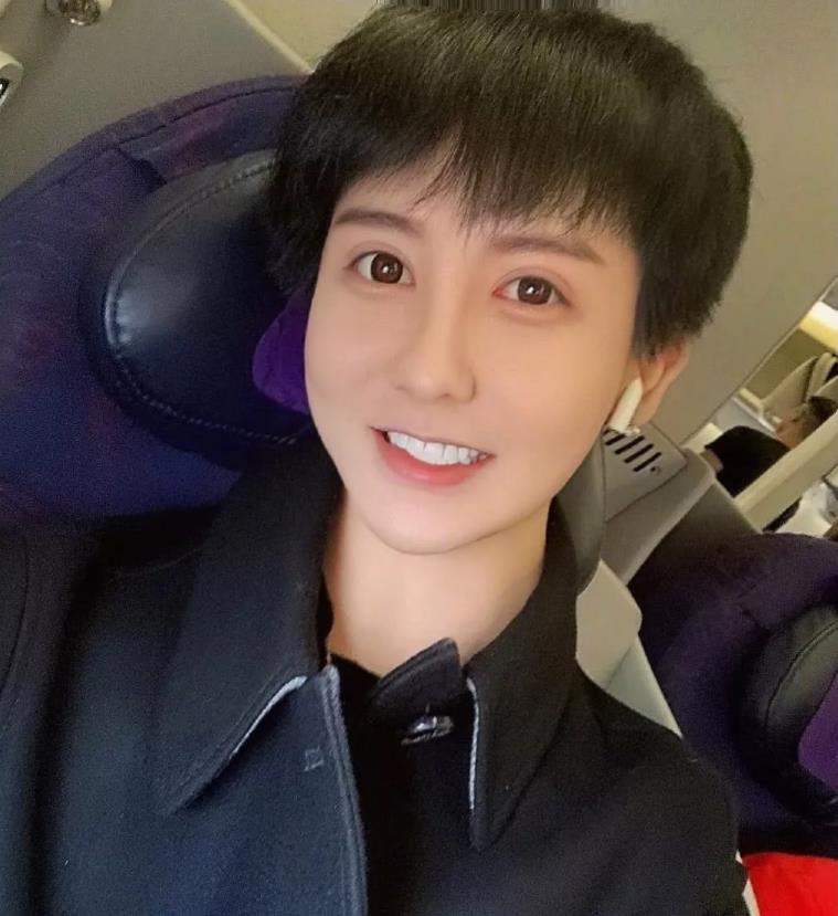 下巴疑似整回原样,化身帅气小哥哥霸气归来_刘梓