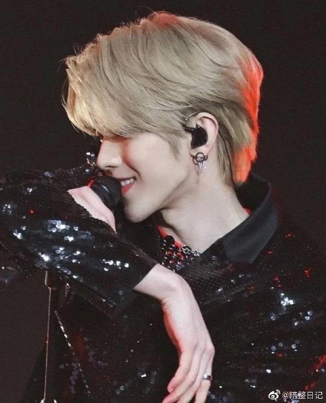 蔡徐坤的上下嘴唇都偏厚,上嘴唇微翘,下嘴唇外翻,整个形态呈现出一种