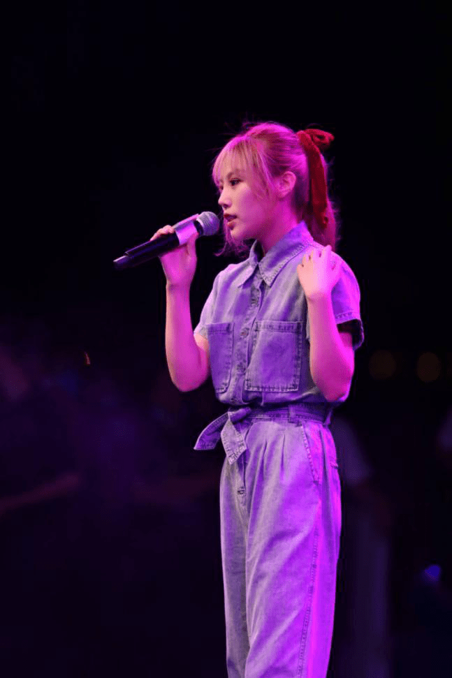 "原唱碾压机"苏晗 用灵魂唱响成都dou night街头音乐会