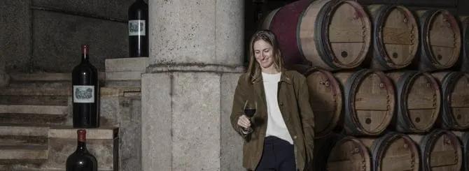 萨斯基亚·罗斯柴尔德（Saskia de Rothschild）对葡萄酒进行品尝