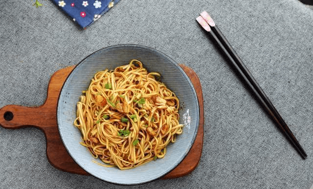 懒女人下面条,不加盐不加配菜,老公却说太香了再来一碗_葱头