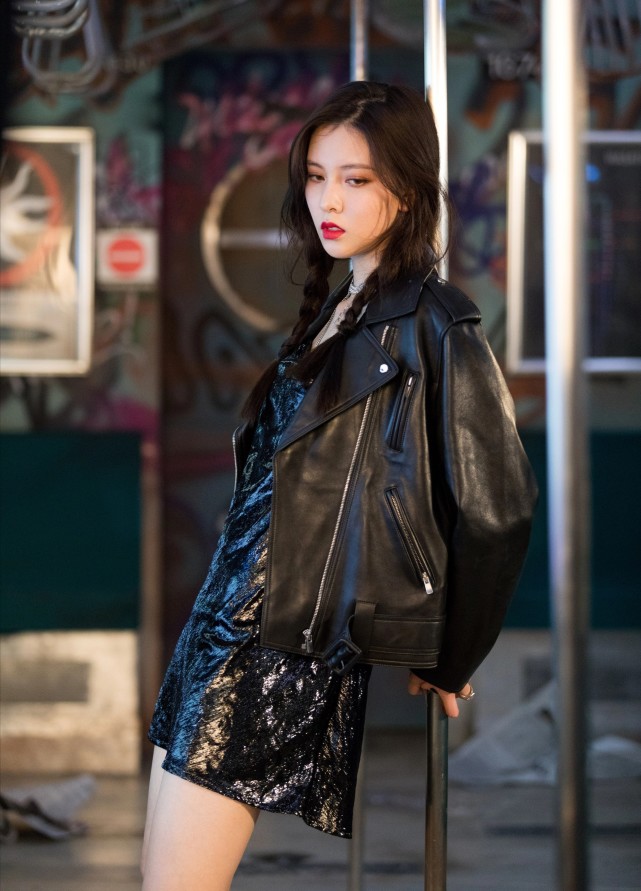 原创张一山的绯闻女友宋妍霏,穿搭个性时髦,可谓是"90后穿衣典范"