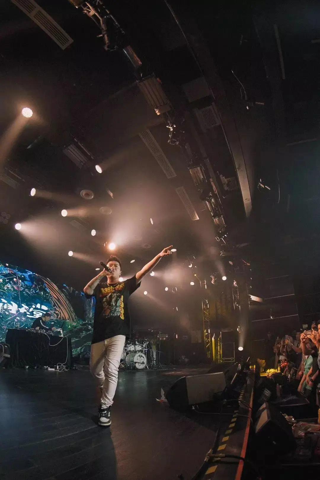 演出被香槟喷脸半个嘻哈圈为他道不平香槟男下个目标gai