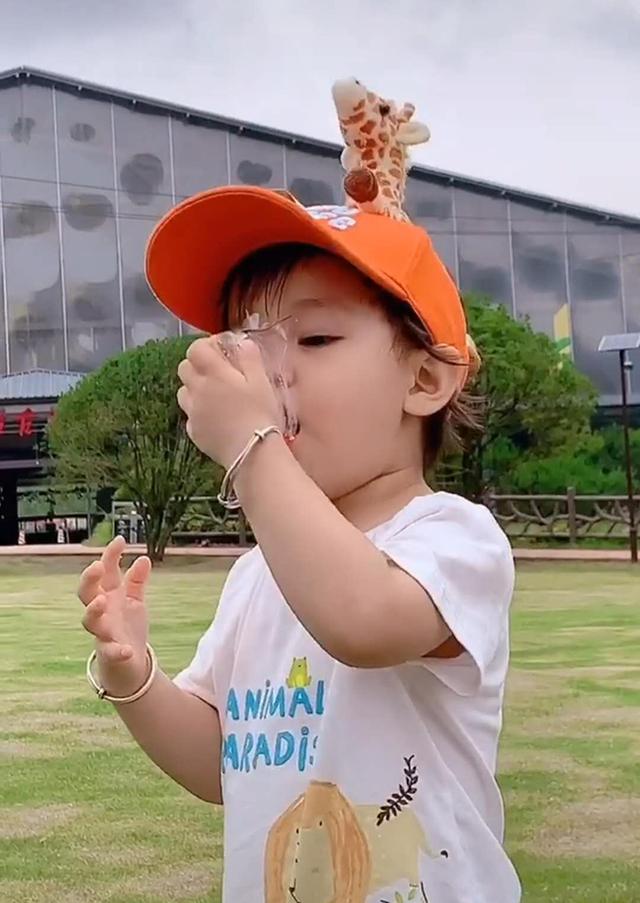 原创妈妈带女儿去公园里喂鸽子,女儿吃货本质展露无遗,妈妈当场笑翻