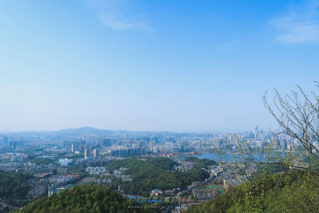 站在岳麓山的观景台,可以把长沙美景尽收眼内,感受"一览众山小"震撼