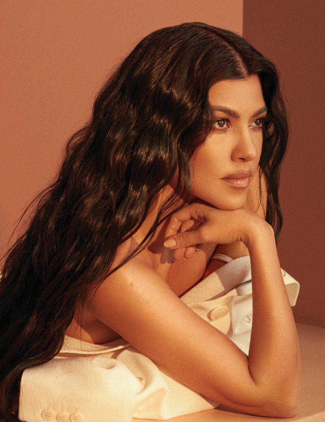 卡戴珊大姐拍时尚封面,真空穿衬衣不系扣,凹凸线条真诱人_考特尼