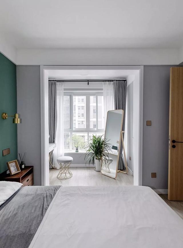 主卧纳入阳台改造成兼具收纳的阅读区与梳妆区 part6 次卧