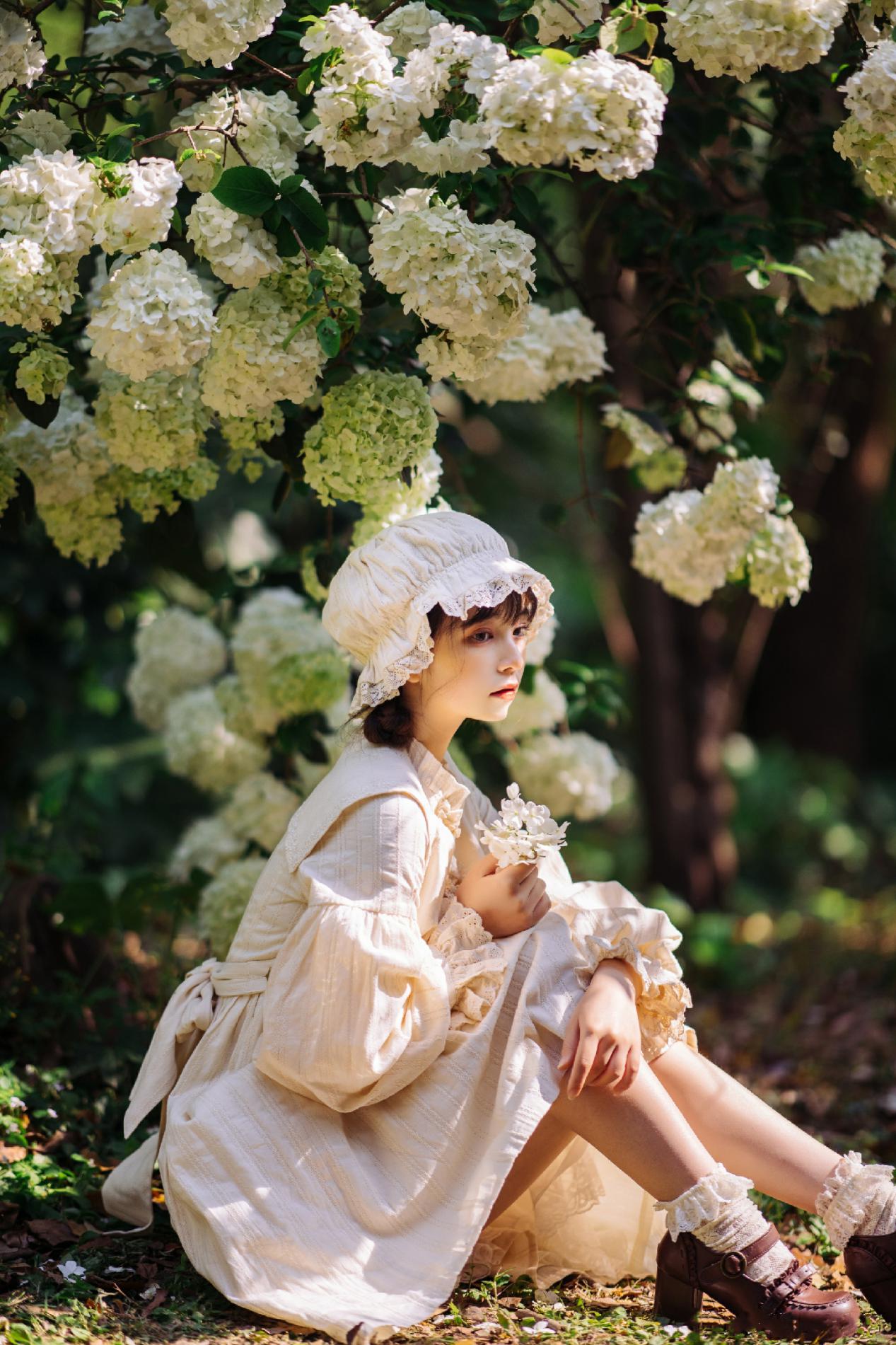 森林中的纯真lolita,是你的洋娃娃掉了吗?