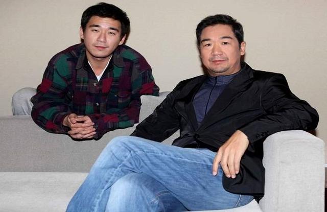 了话剧团成为一位话剧演员,也正是在这当中他与第一任妻子罗秀春相识