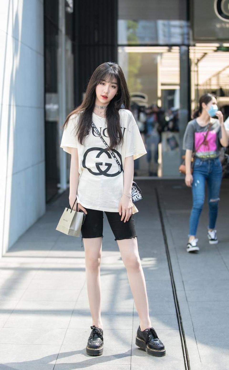 穿上一款白色凉鞋,优雅又时尚_姐姐