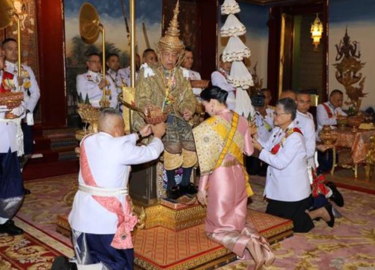 原创泰国王室要变天了!42岁苏提达接替太后职务,完成权力和平交接