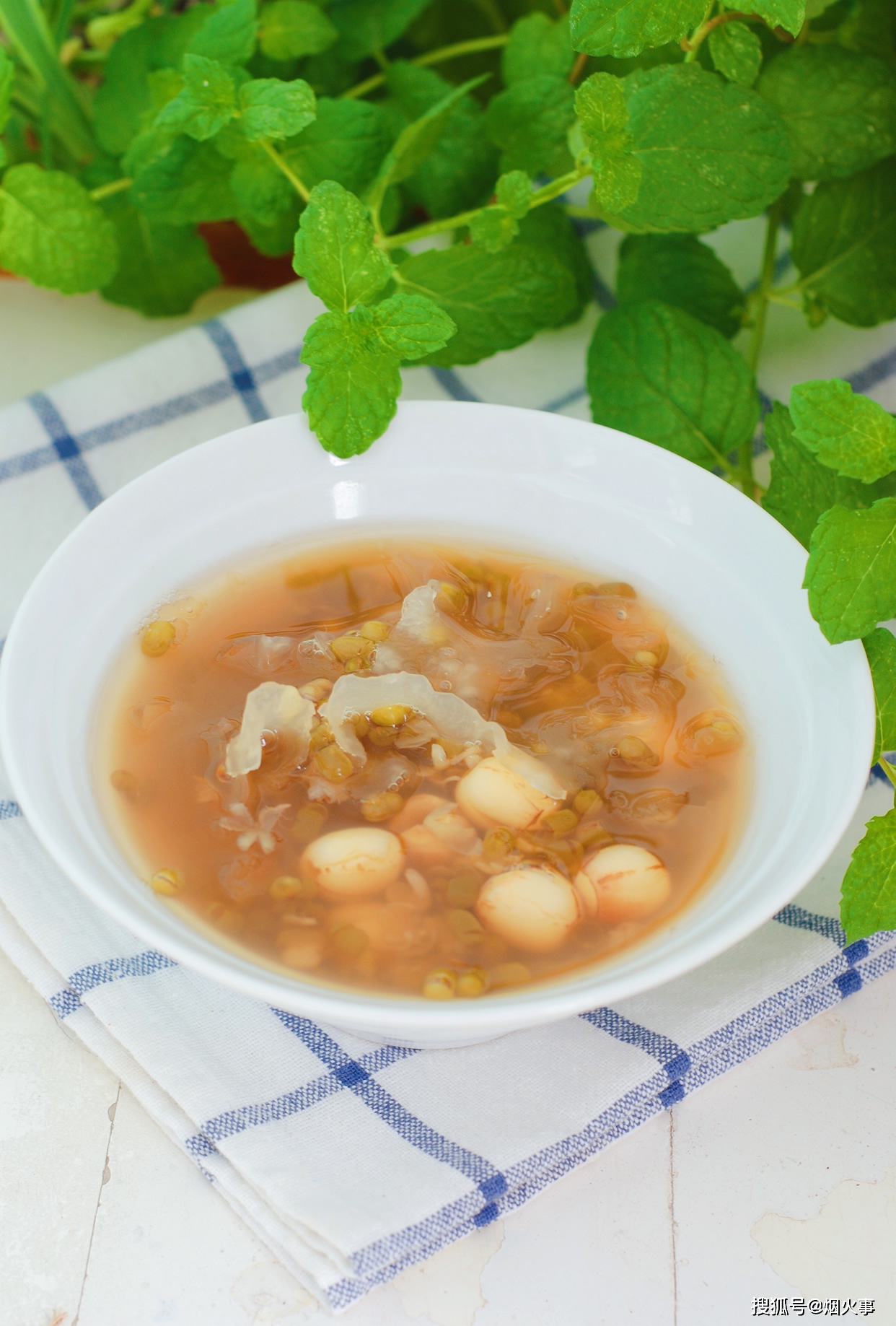 荷叶银耳莲子绿豆汤