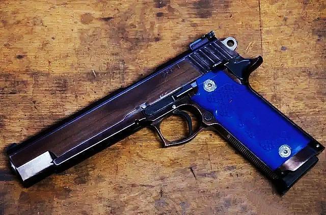 如同仪器般精密 五十米距离可打出连孔 射击悍将制造的高精度名枪_盖