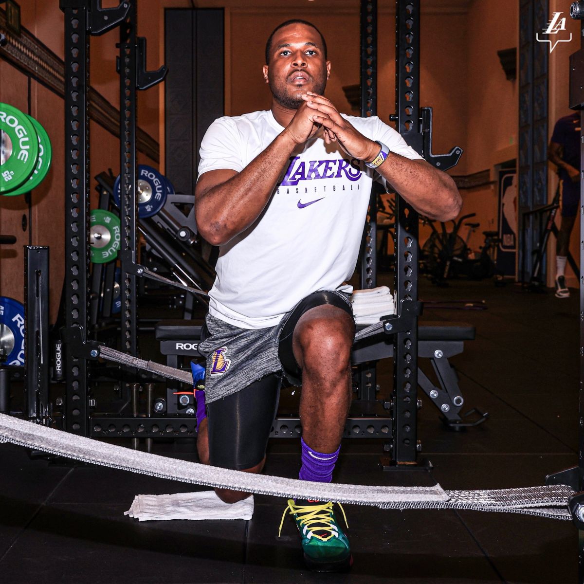 组图:湖人众将健身房力量训练 詹姆斯赤膊秀肌肉