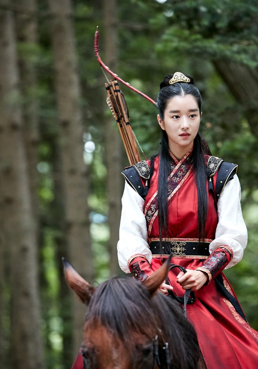 原创徐睿知花郎完美消化古装造型霸气强吻朴叙俊