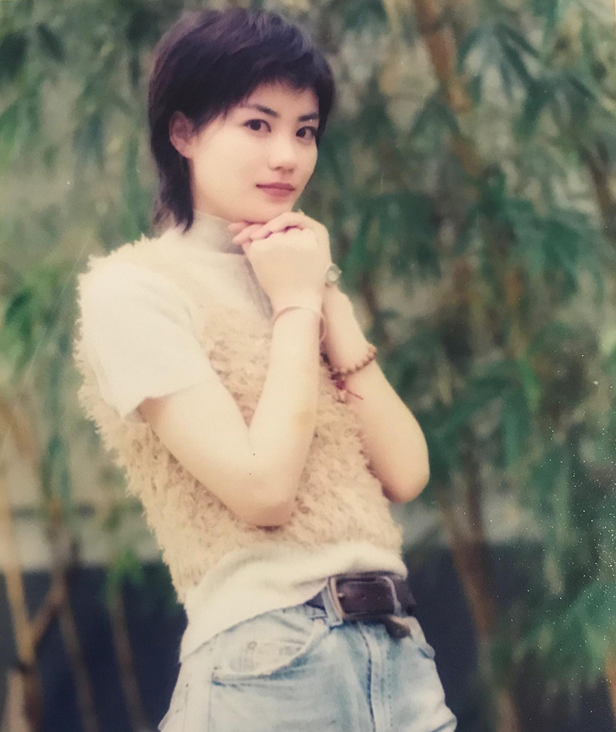 50岁王菲做头发,姿态慵懒抽电子烟太自在,女儿李嫣在旁贴心陪伴_音乐