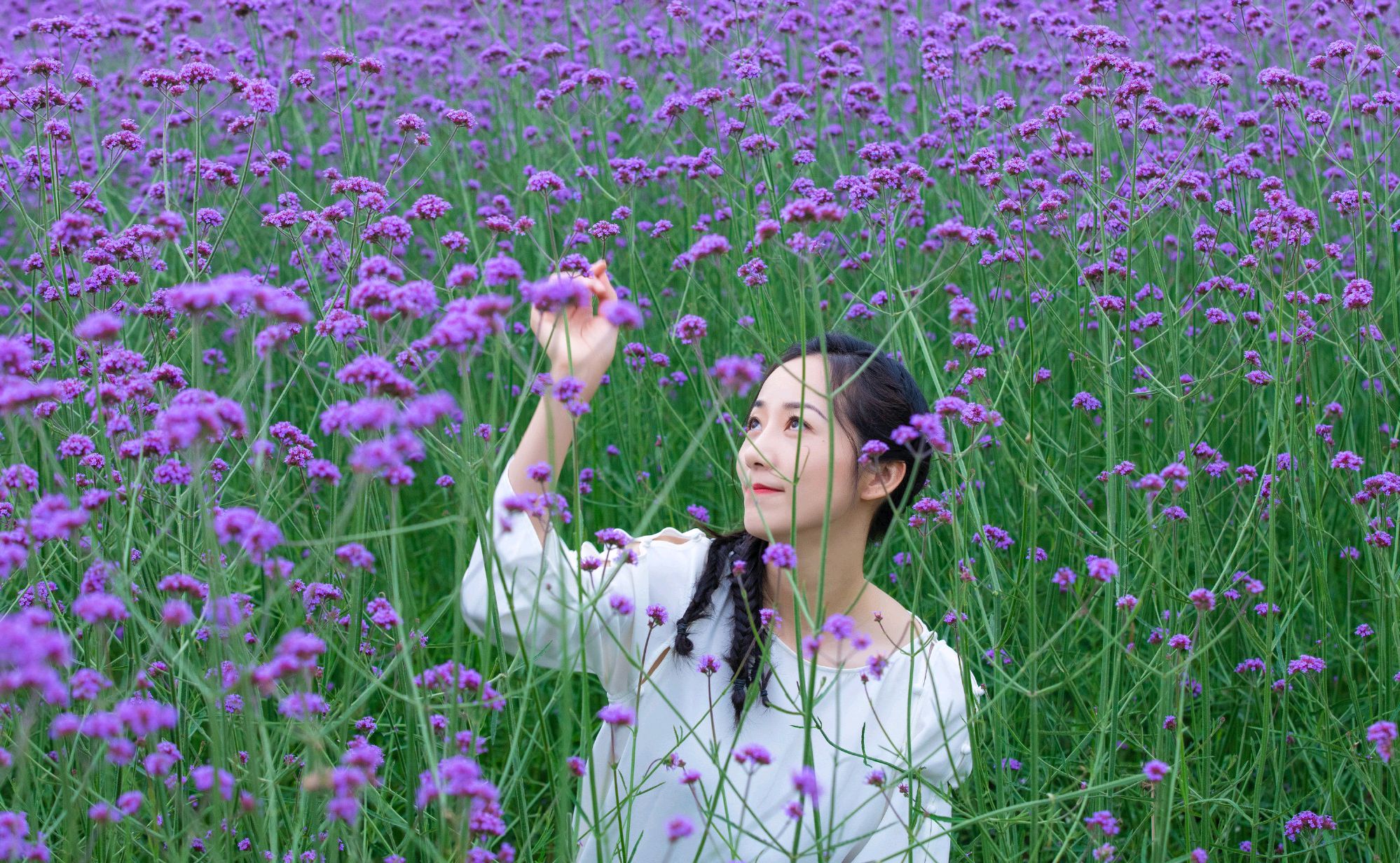 原创韩雪的户外照片真美,穿白上衣配蓝色牛仔裤,简单舒适却美不胜收