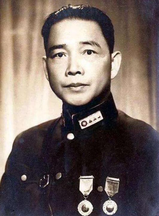 汪精卫儿子回国扫墓,看见父亲的跪像,留下9字转身就走