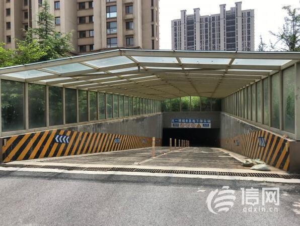 b区铁门内的车库出入口