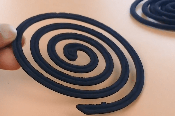 点蚊香时,一定要放一枚5角硬币,解决了家家户户的烦恼,太实用了!