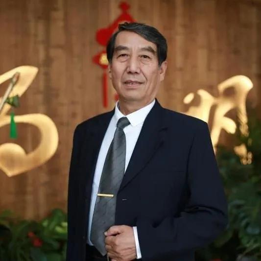 张道林:北京五中历史教研组长,历史特级教师.