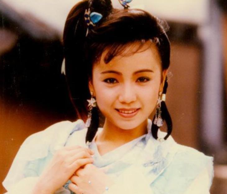 邓萃雯一出道时未经过渡期就担任了女主角凭借璞玉无雕的纯粹演技并被