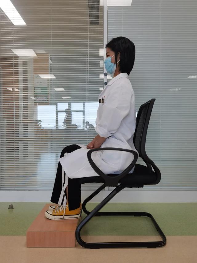 正确的坐姿是上身挺直,收腹,下颌微收,双下肢并拢.