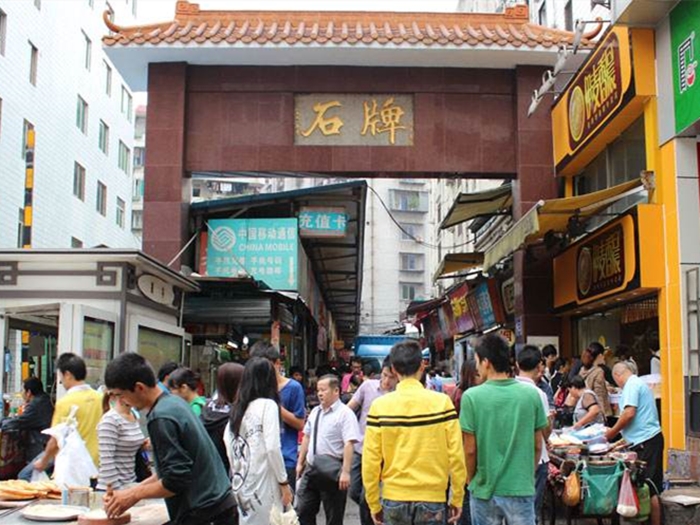 广州最大的城中村:"亲吻楼"下窄又挤,巷子尽头回忆多_石牌村