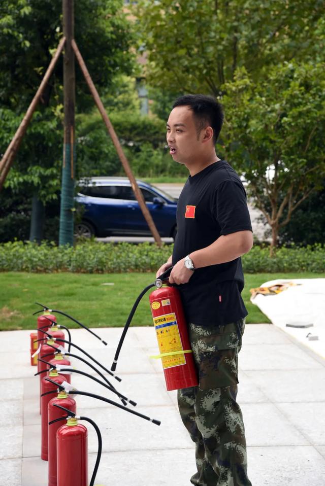 演示消火栓枪头的使用技巧 消防技能培训演练结束后,武汉丽岛物业