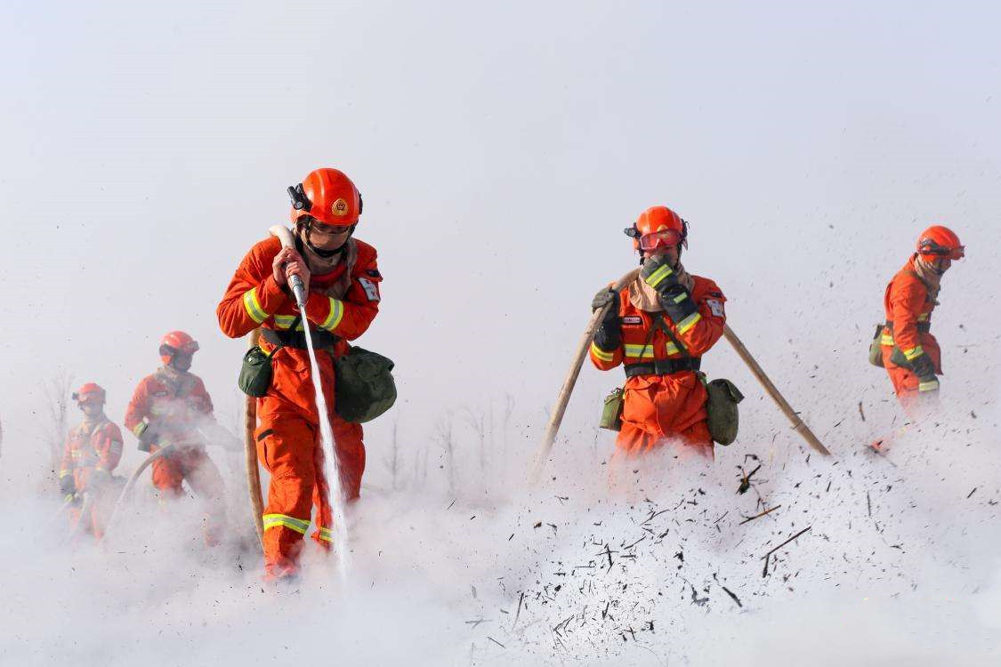 使燃烧因缺乏氧气而熄灭,这种方法称作窒息灭火法