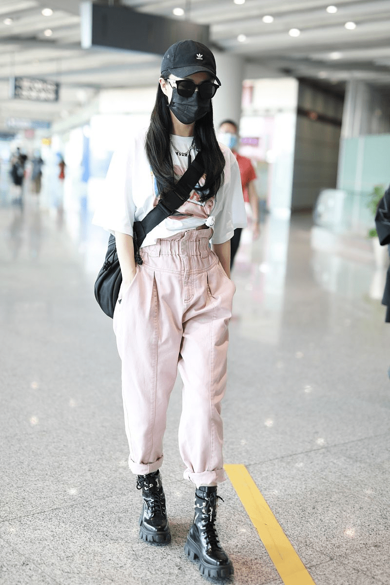 薇娅不愧是时尚女主播,穿粉色工装裤走机场好飒美,少女感十足_显得