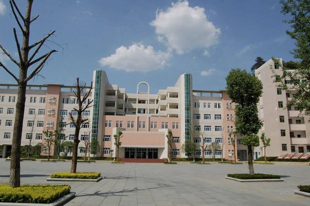 东风高中(高分人数,一本人数稳居全市前列)