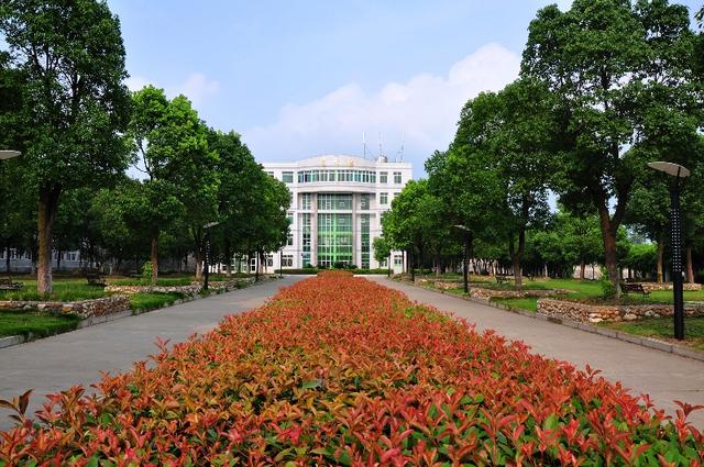 全名为"钟祥市第一中学",简称"钟祥一中",位于荆门钟祥市,前身是创建