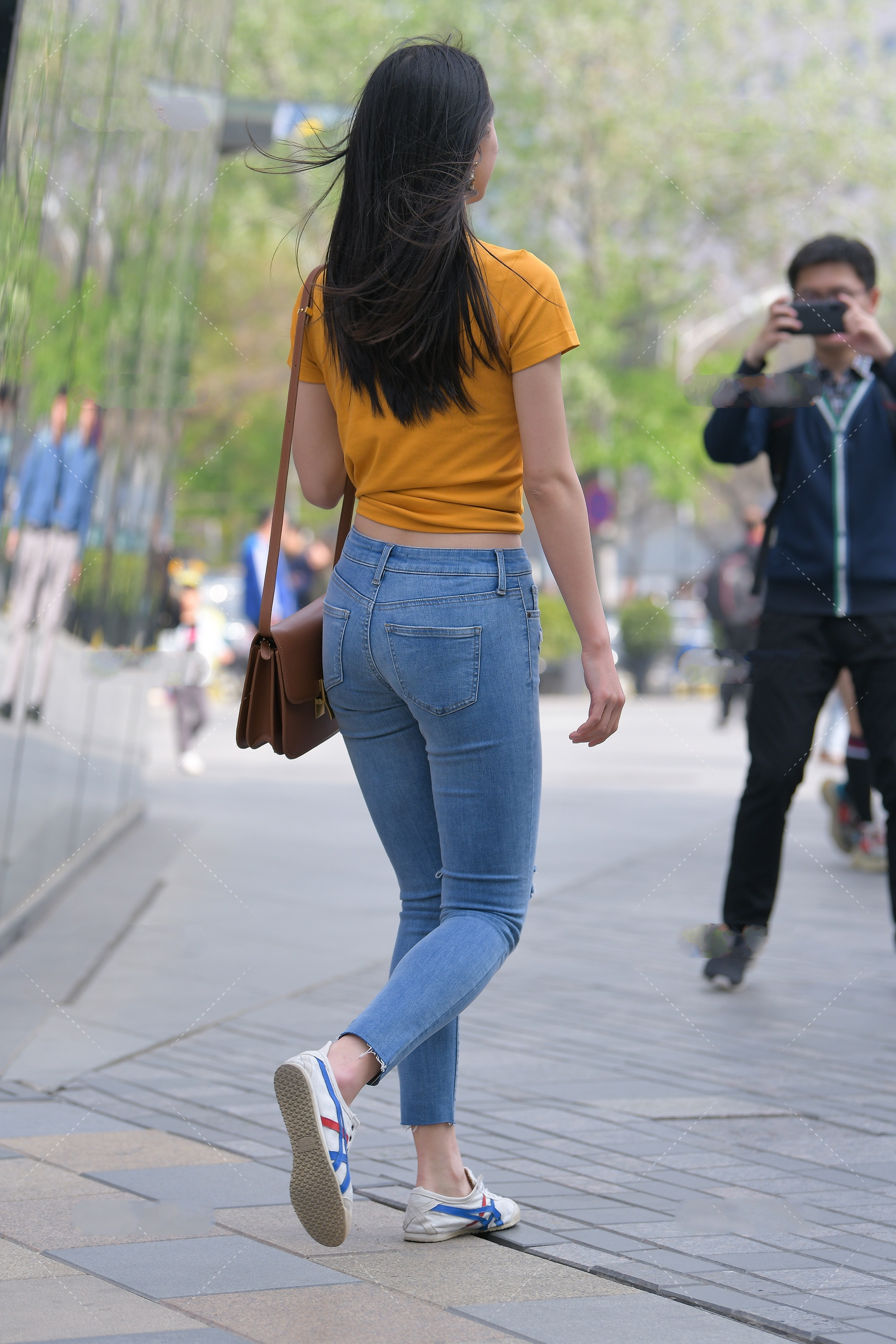 橘黄色修身短t搭配浅色牛仔裤,青春活泼,满满的校园风