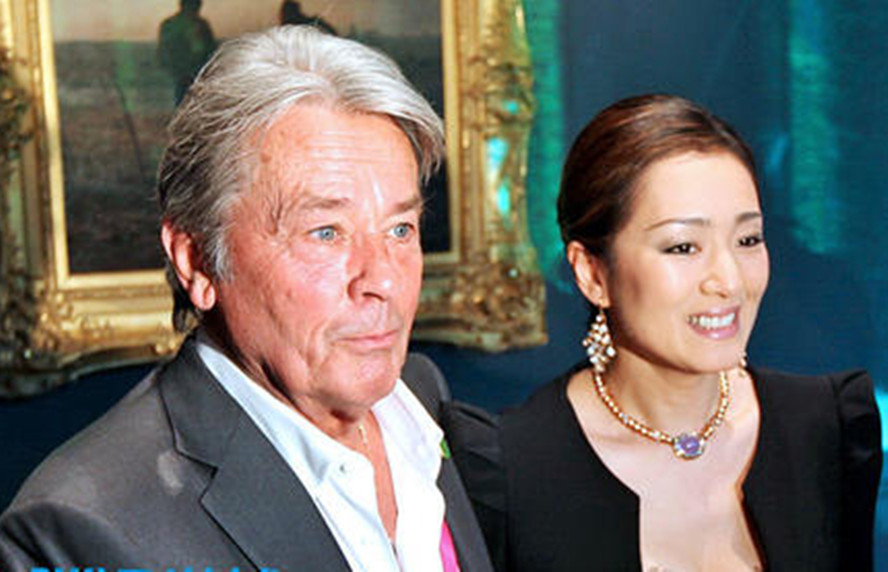 2003年,王家卫请巩俐和张震主演自己导演的电影《爱神》,在影片中张震