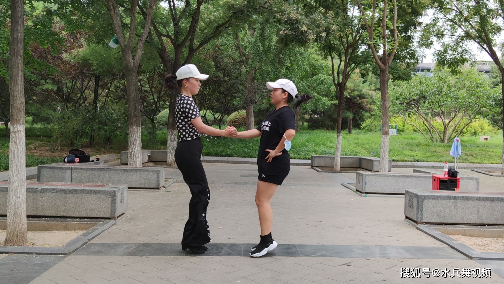 广场舞《青山一别》水兵舞版,歌好听,舞姿优美,百看不厌
