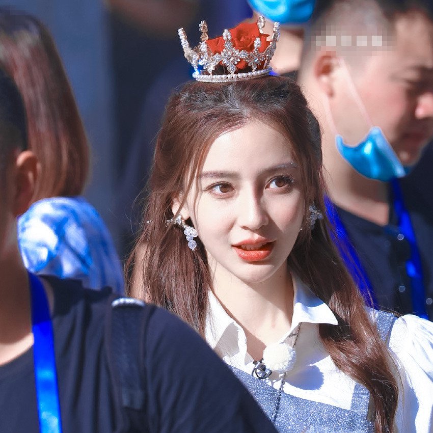 虽然像素不给力,但是还是可以看见beby的公主造型在一众男嘉宾之中是