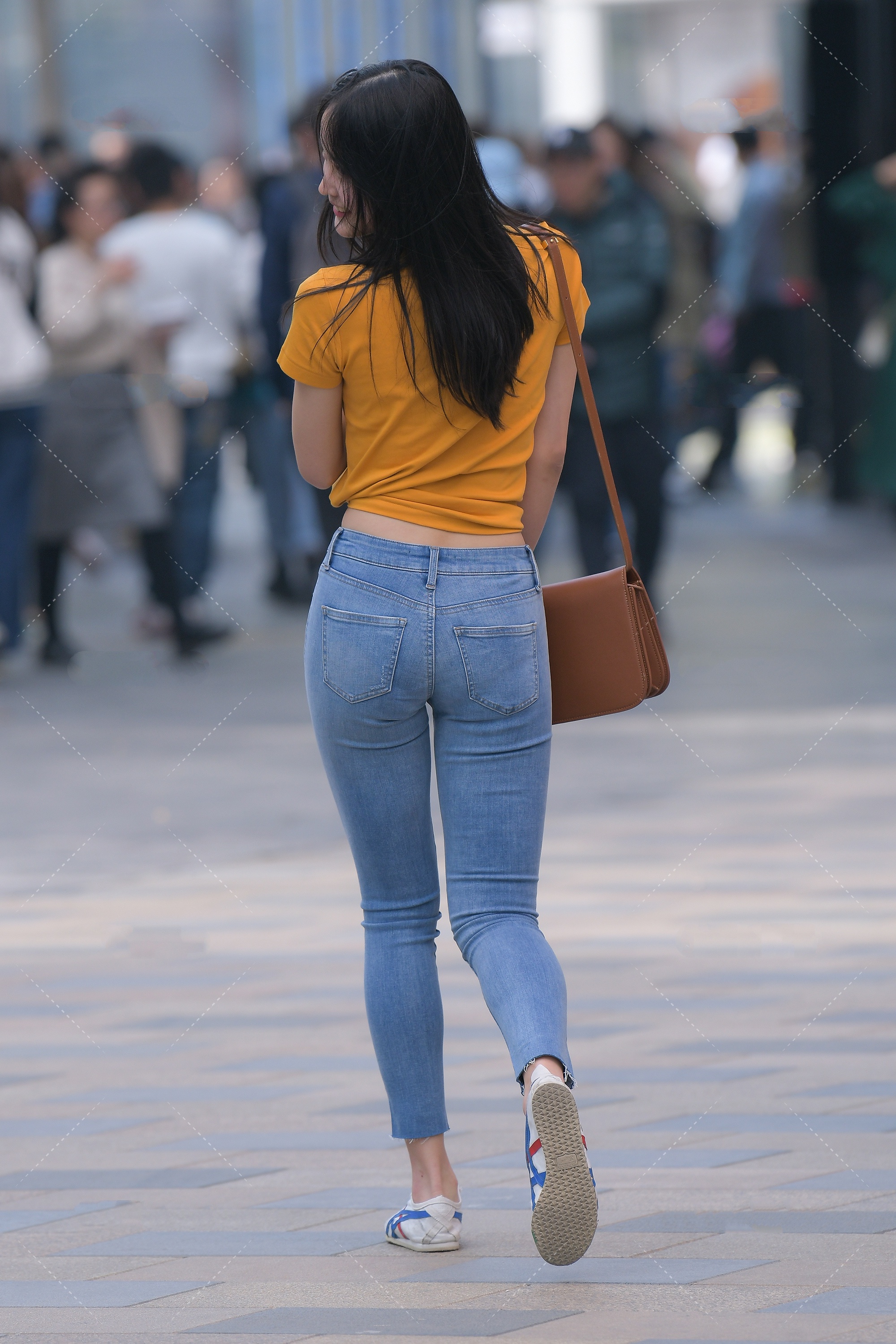 原创橘黄色修身短t搭配浅色牛仔裤,青春活泼,满满的校园风