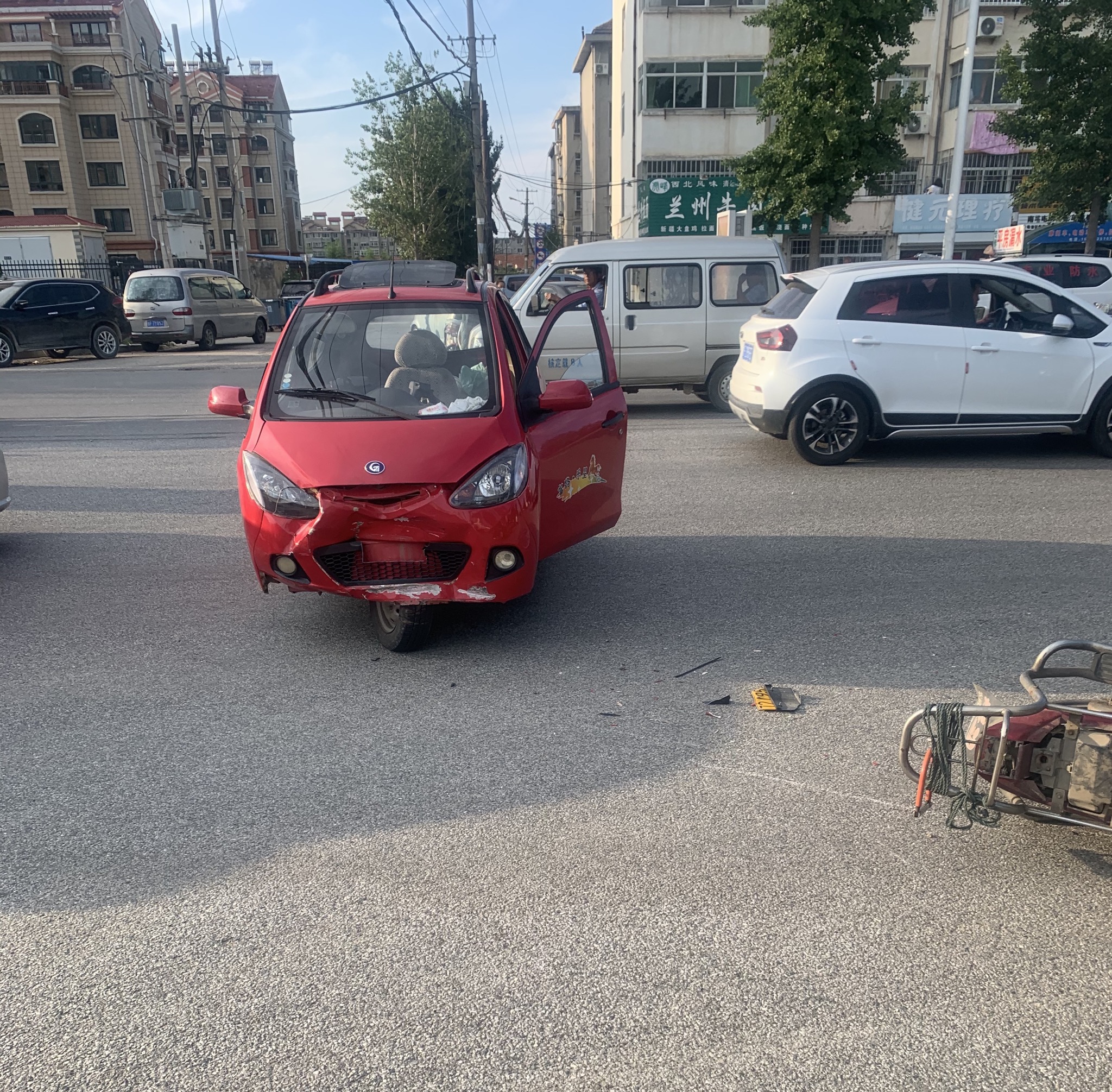 突发现场:老人驾驶无牌代步车撞到摩托车,血流一地