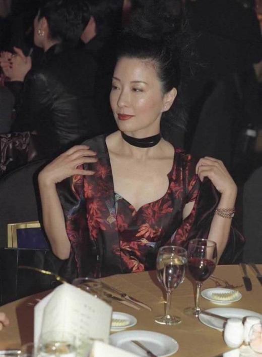 这位演员叫沈时华,是台湾的一位艺人,我们大家肯定都不太熟悉,因为她