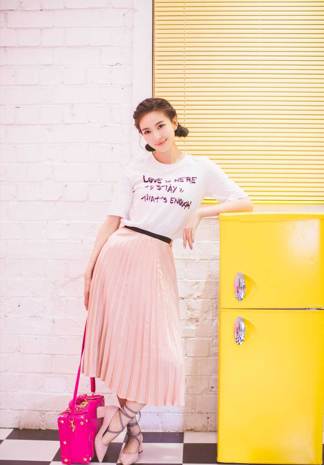 原创街拍:当周知穿上吊带连衣裙,彰显出个人的时尚魅力,太惊艳了!