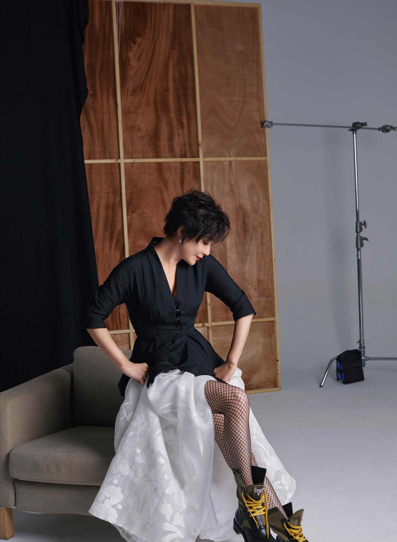 原创刘嘉玲气质真好,波波头配白色挂脖裙知性优雅,窈窕身材一览无遗