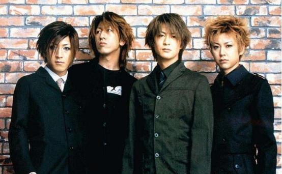 glay,这是一支日本的国民乐队,是日本摇滚的代表,最早他们是自己花钱