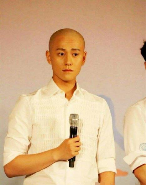 杨紫的前男友秦俊杰,在拍摄古装剧时也曾剃过光头.