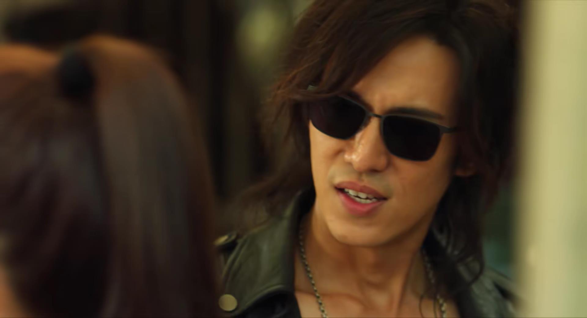 相比陈楚河版的黑瞎子,《沙海》季晨版本的黑瞎子就好很多了,这大概